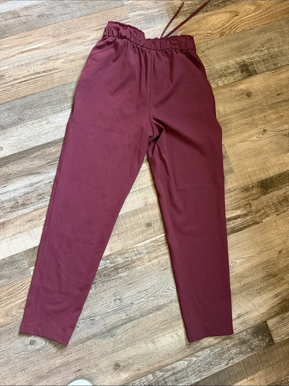 Lululemon athletica Women’s Burgundy Drawstring Joggers Sz 4- very nice cond.
